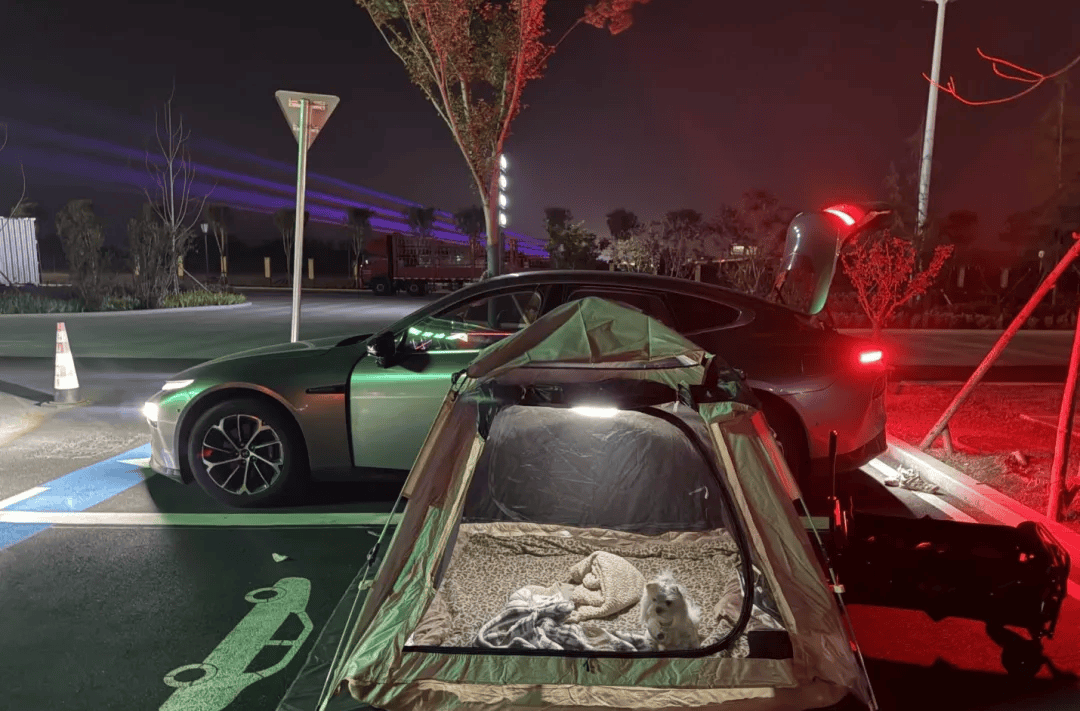 期间年轻人旅行掀起“帐篷过夜”热潮冰球突破游戏不住酒店住帐篷！国庆